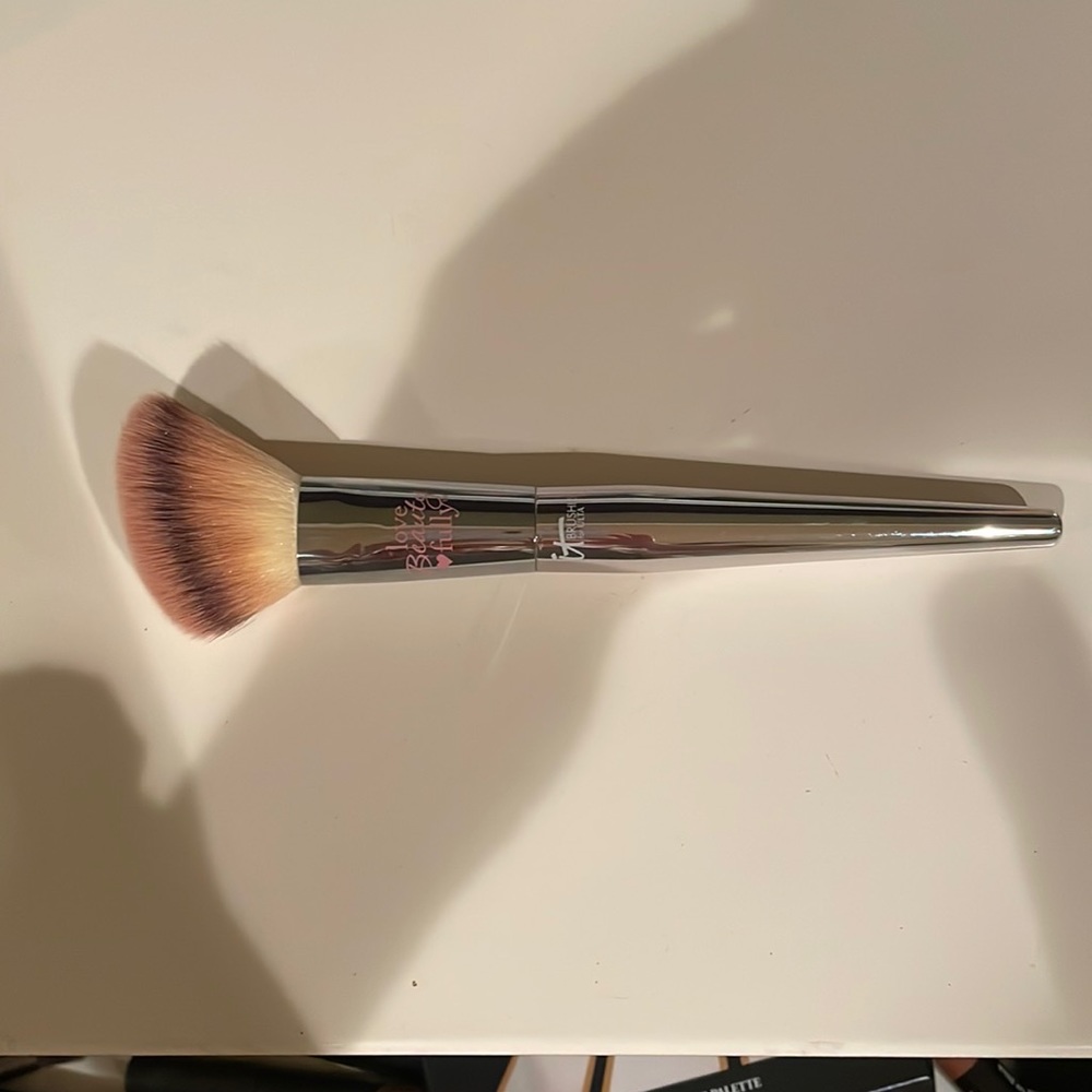 It Cosmetics no 227 blush brush